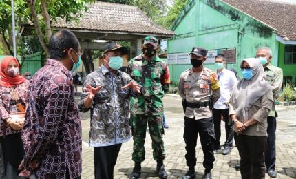 Menko PMK saat meninjau PPKM Mikto di Yogyakarta